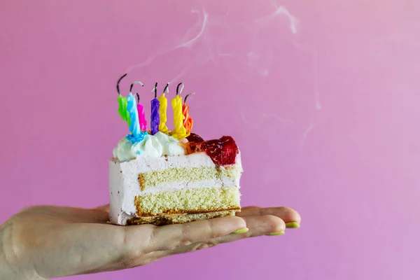 Menina segurando bolo de aniversário apetitoso bonito com muitas velas sopradas — Fotografia de Stock