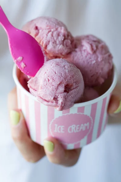 Ragazza che tiene bella coppa di gelato appetitoso con molti gelati — Foto Stock