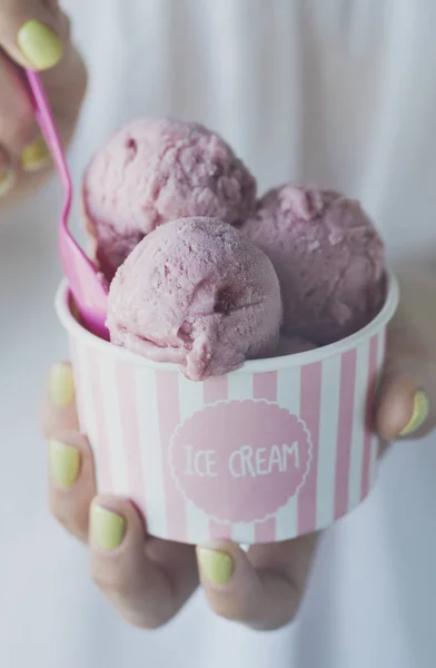 Menina segurando bela xícara de sorvete apetitoso com muitos sorvete — Fotografia de Stock