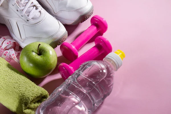 Plat lag Concept gezond leven sportuitrusting op helder roze — Stockfoto