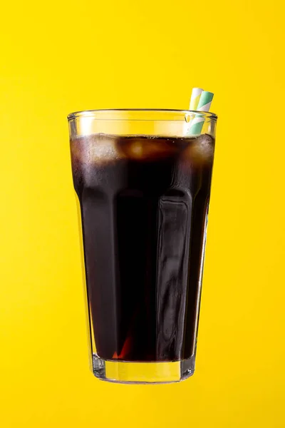 Chutné čerstvé ledové studené černé kávy s ledem a slámy ve skle — Stock fotografie