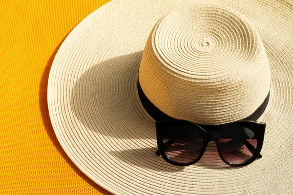 Bonito chapéu de palha com óculos de sol em amarelo vibrante vívido — Fotografia de Stock