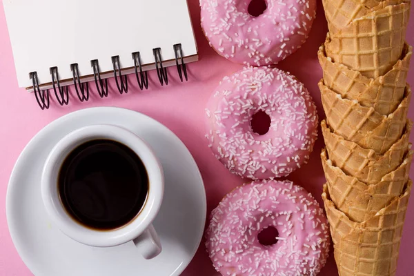 아이스크림 와플 콘 커피와 함께 맛 있는 신선한 분홍색 유약된 도넛 — 스톡 사진
