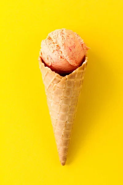 Sorvete frutado fresco saboroso em cone de sorvete em vibrante amarelo — Fotografia de Stock