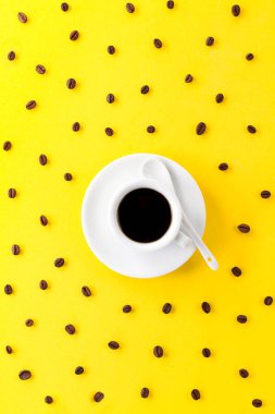 Birçok kahve çekirdekleri ile küçük beyaz seramik Kupası kahve espresso