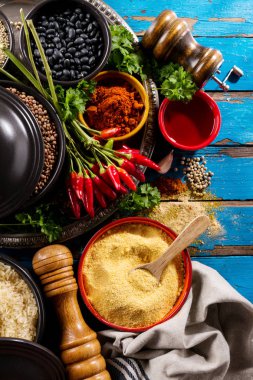 Yemek pişirmek için güzel lezzetli iştah açıcı maddeler baharat bakkal