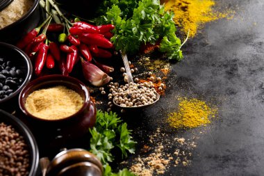 Yemek pişirmek için güzel lezzetli iştah açıcı maddeler baharat bakkal