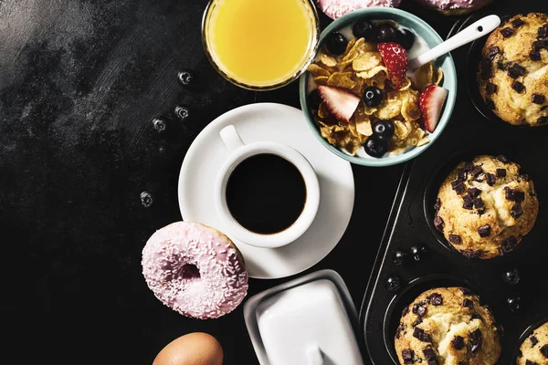 Välsmakande frukost livsmedelsingredienser på svart mörk bakgrund. — Stockfoto
