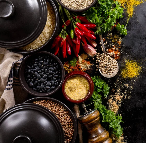 Schöne leckere appetitliche Zutaten Gewürze Lebensmittelgeschäft zum Kochen — Stockfoto