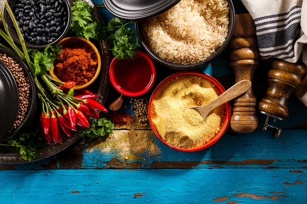 Schöne leckere appetitliche Zutaten Gewürze Lebensmittelgeschäft zum Kochen — Stockfoto