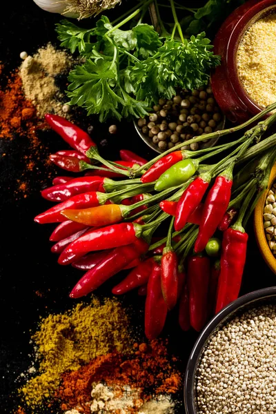 Schöne leckere appetitliche Zutaten Gewürze Lebensmittelgeschäft zum Kochen — Stockfoto