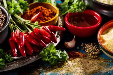 Yemek pişirmek için güzel lezzetli iştah açıcı maddeler baharat bakkal