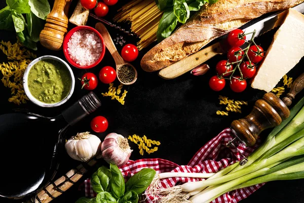 Saporito fresco appetitoso ingredienti alimentari italiani su sfondo scuro — Foto Stock