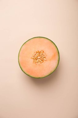 Lezzetli taze sarı iştah açıcı kavun pastel arka plan kesmek
