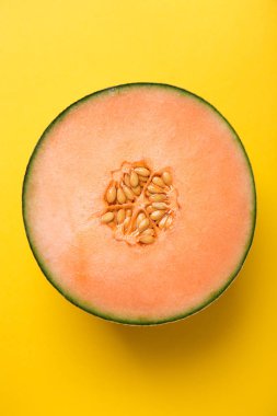Lezzetli taze sarı iştah açıcı kavun pastel arka plan kesmek