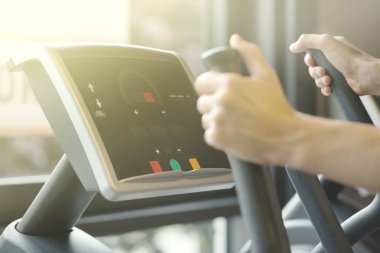 Yetişkin erkek spor kulübünde kardiyo eğitim çalışmaları yapmak 