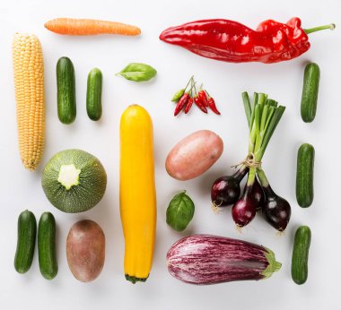 Beyaz Backrgound üst görünümü farklı lezzetli taze sebze