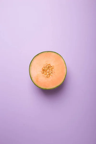 Lecker frisch gelb appetitlich geschnitten Melone Pastell Hintergrund — Stockfoto