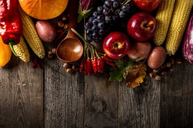 Farklı mevsim sonbahar sebze ve meyve üzerinde ahşap 