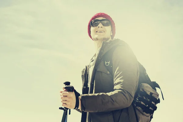 Viajero joven nórdico caminando con mochila deporte de invierno — Foto de Stock