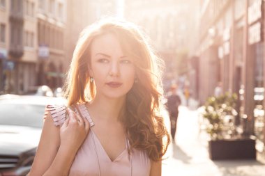 Beyaz genç şirin kız flört modeli şehirde yürüyüş