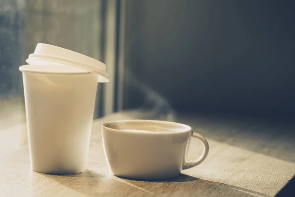 Different cups of coffee - ceramic mug and paper cup to go on wo — Stock Photo, Image