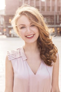 Şık giyim gülümseyen genç kadın