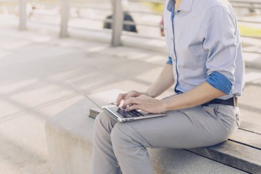 Dizüstü bilgisayar ile ürün adam