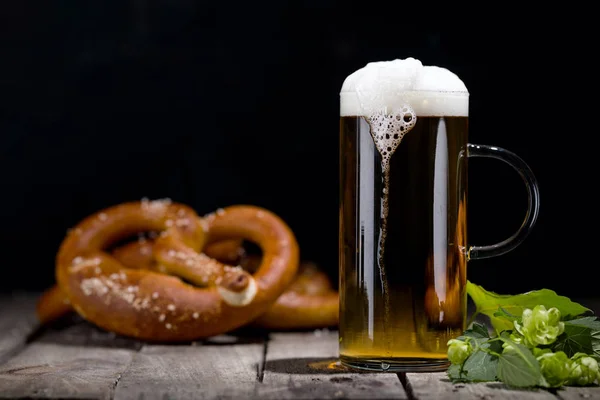 Glas Bier und Brezel — Stockfoto