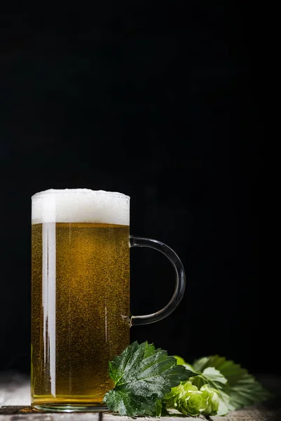 Vaso de cerveza en la mesa —  Fotos de Stock