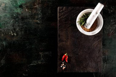 Baharat üstten görünüm siyah