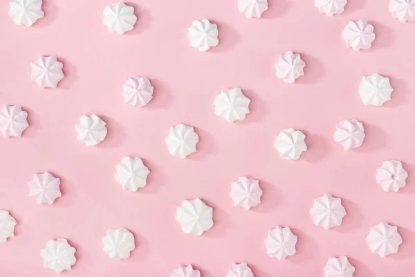 Witte marshmallows op roze — Stockfoto