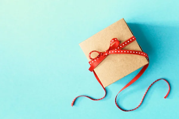 Caja de regalo envuelta en azul —  Fotos de Stock
