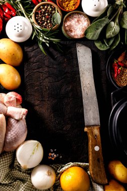 Akşam yemeği yemek için taze malzemelerle düzenlenmiş