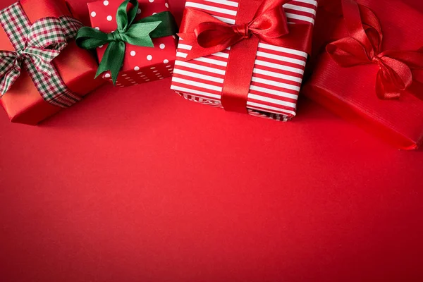 Röda julklappar på rött — Stockfoto
