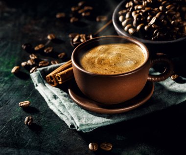 Dumanı tüten taze kahve Kupası