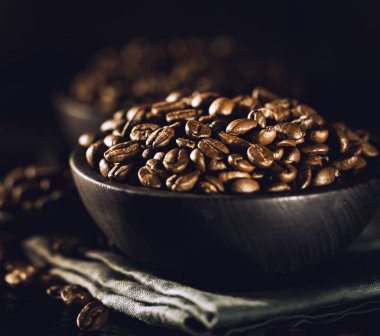 Kahve çekirdekleri kabın içinde closeup