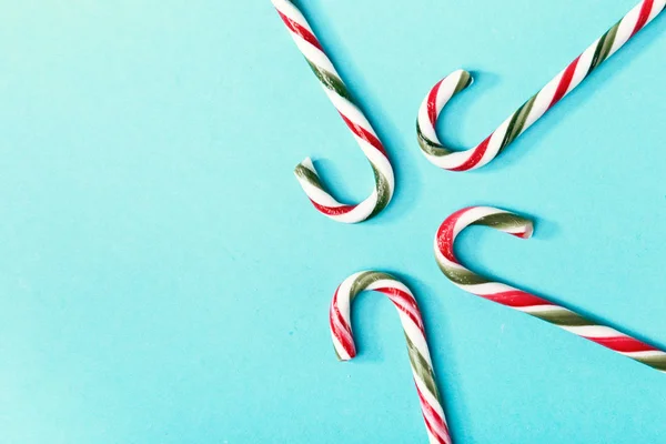 Zuckerstangen auf blau — Stockfoto