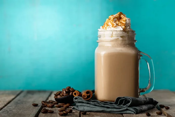 Minuman manis disajikan di biru — Stok Foto