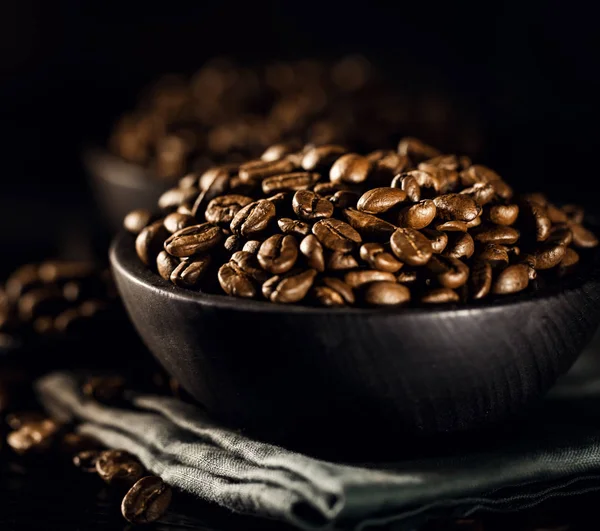 Kahve çekirdekleri kabın içinde closeup