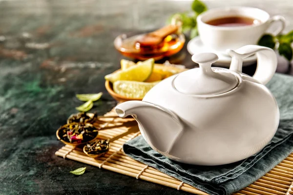 Sammansättningen av te-set och kryddor — Stockfoto