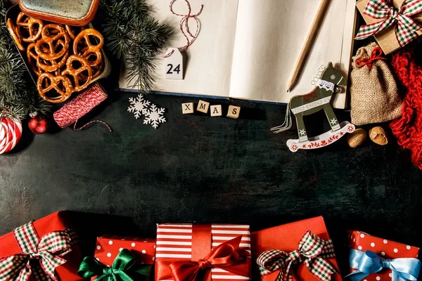 Vackra arrangemang av julklappar — Stockfoto