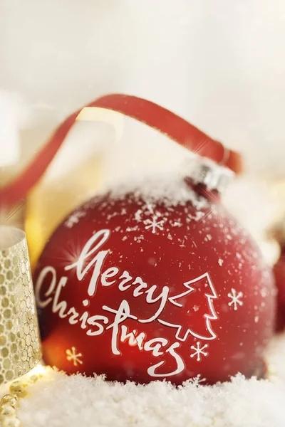 크리스마스에 대 한 근접 촬영 빨간 공 — 스톡 사진