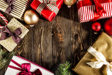 Yaratıcı sarılı giftboxes düzenlenmesi