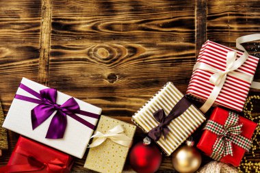 Ahşap üzerine bileşiminde renkli hediyeler