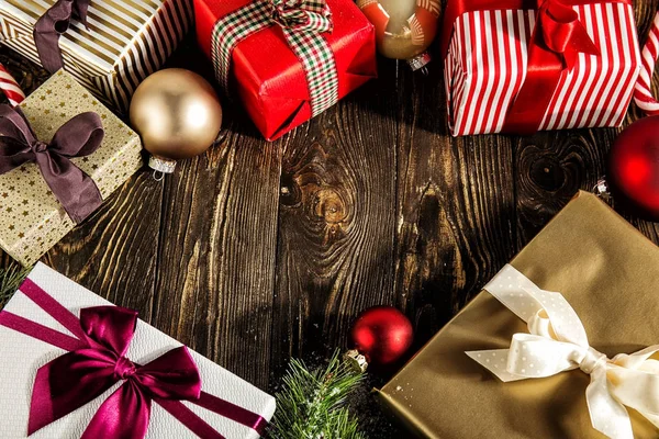 Disposizione creativa di scatole regalo avvolte — Foto Stock