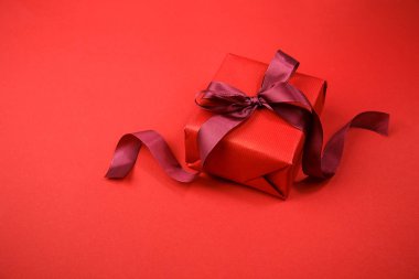 Kırmızı kırmızı giftbox düzenlenmiş