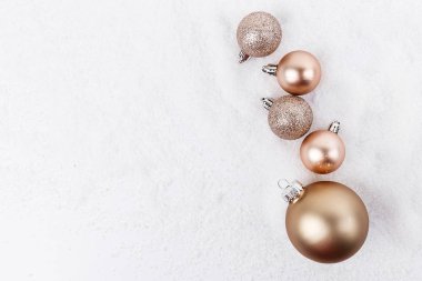 Parlak baubles kar üzerinde yalan