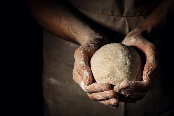 Кук держит сферу теста
