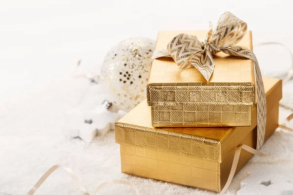 Φωτεινή giftboxes στο χιόνι — Φωτογραφία Αρχείου